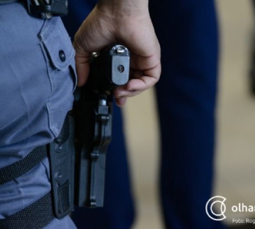 Mesmo atingido por três tiros e arma de choque, homem toma taser e fere PM gravemente