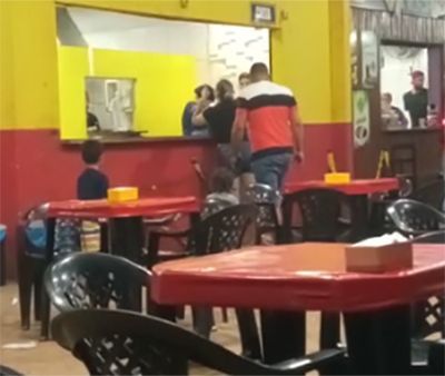 Mulher é presa por racismo, desacato, além de outros crimes em um bar