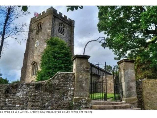 Moedas de ouro achadas sob altar salvam igreja de 700 anos na Inglaterra
