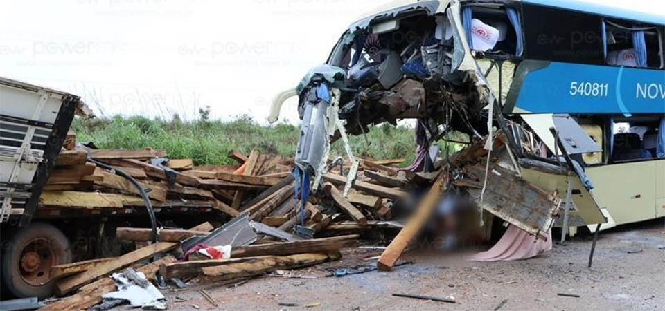 Três pessoas morrem e mais de 40 ficam feridas em grave acidente entre caminhão e ônibus na BR-163
