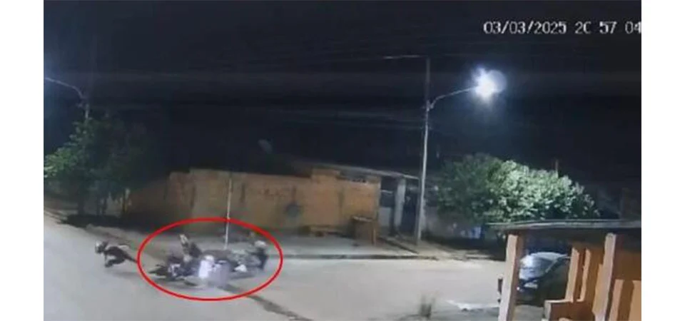 Pancada entre duas motos deixa feridos. Veja vídeo