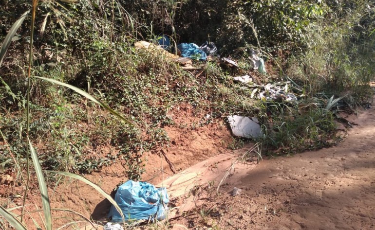Itanhangá: Lixo está sendo jogado nas margens das estradas. Fotos