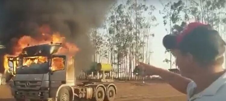 Motorista coloca fogo no próprio caminhão para não ser ‘tomado’ por banco