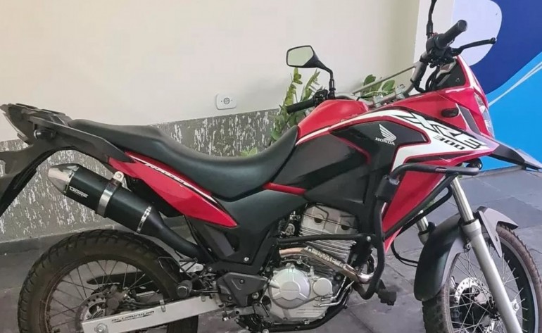 Mulher leva multa por falta de uso de cinto de segurança na condução de motocicleta