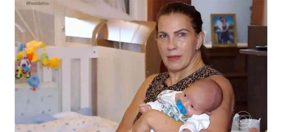 Mulher de 63 anos dá a luz depois da menopausa e laqueadura