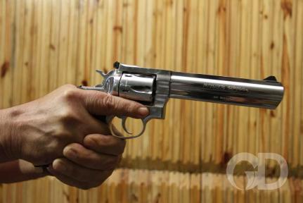 Dois são baleados em bar, um não resiste e morre no local