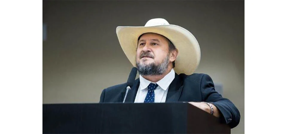 Cattani e deputados de sete estados assinam pedido de impeachment contra Moraes