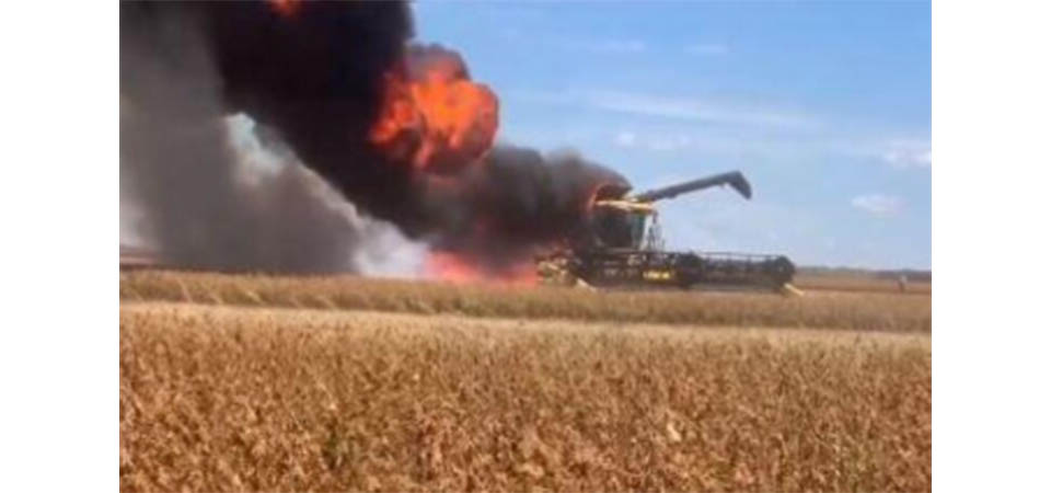 Colheitadeira pega fogo em plantação de soja