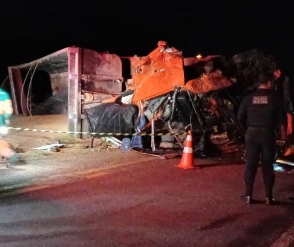 Caminhoneiro morre em colisão frontal na MT-320 e motorista do outro veículo foge sem prestar socorro