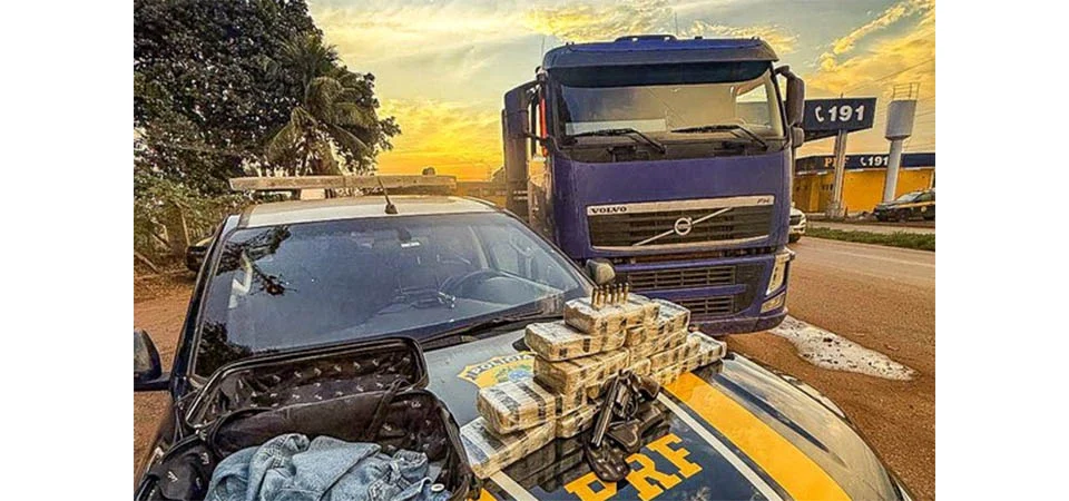 PRF apreende cocaína, arma de fogo e anfetaminas durante fiscalização