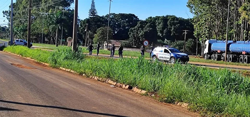 Cabeça decepada é encontrada na rodovia e dois corpos carbonizados dentro de veículo