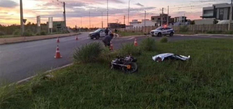 Homem bate moto em canteiro e morre na MT-010