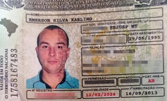 Motociclista bate na lateral de caminhão não resiste e morre