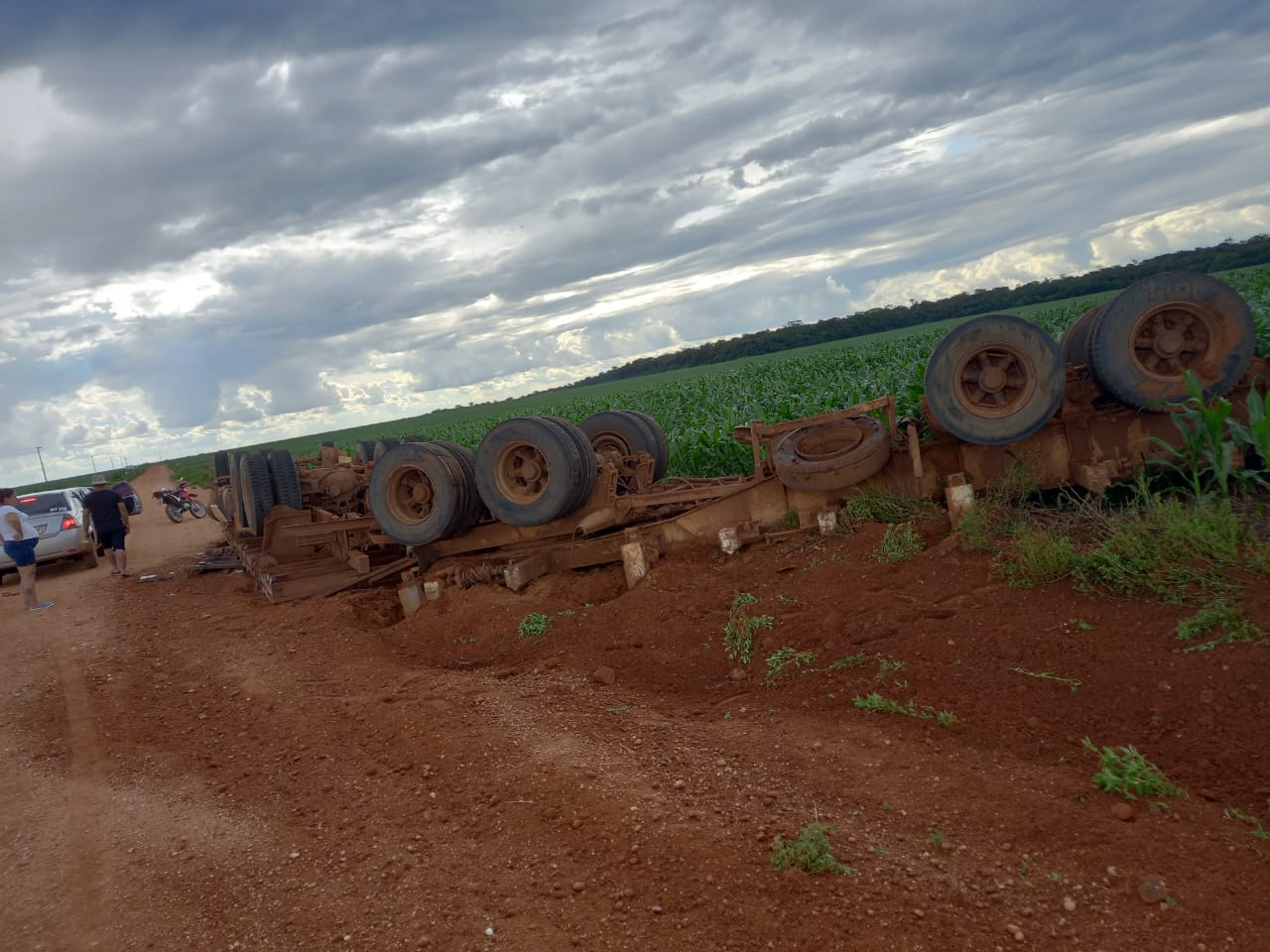 Tapurah: Motorista morre preso às ferragens após caminhão tombar