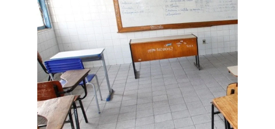 Professor encontra 12 porções de cocaína e 4 de maconha na mochila de aluno