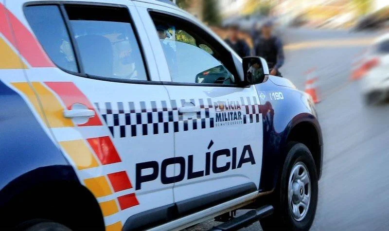 Dois criminosos morrem em confronto com a PM durante assalto; um preso