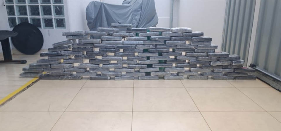 PM e PRF prendem motorista por tráfico, apreende carreta e 100 tabletes de cocaína