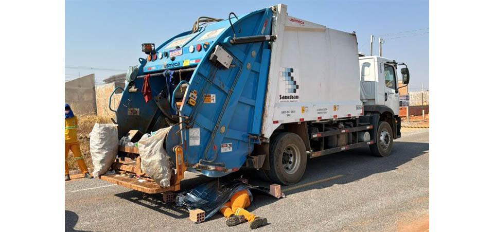 Gari morre após ser atropelado e ter cabeça esmagada por caminhão de lixo