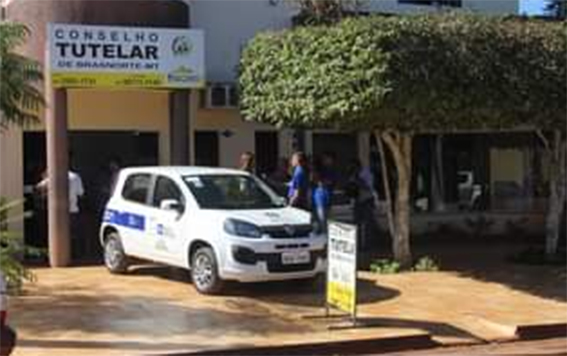 Mulher é presa por abandono de incapaz e corre atrás de conselheiras com faca