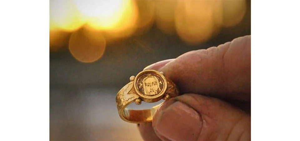 Arqueólogos encontraram anel de ouro de 500 anos com imagem de Jesus