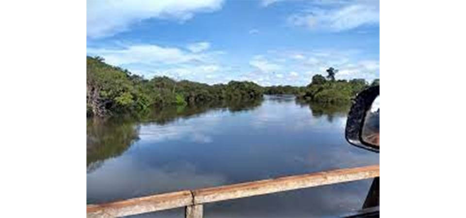 Polícia investiga morte de homem encontrado boiando em rio