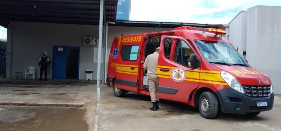 Homem cai sobre serra elétrica e tem órgão íntimo dilacerado