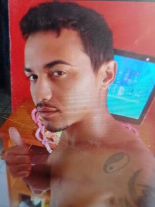 Homens matam e arrancam cabeça de jovem na frente do pai