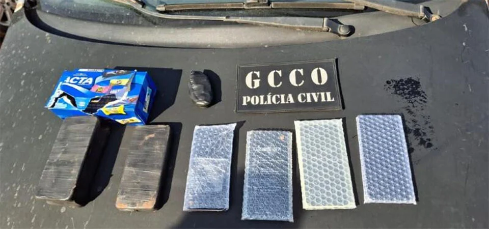 Policial penal é flagrado tentando entrar em presídio com celulares escondidos em caixa de bombom
