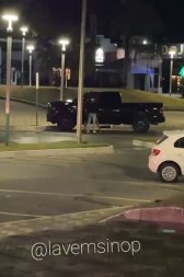 Casal é flagrado transando em caminhonete perto de viaturas