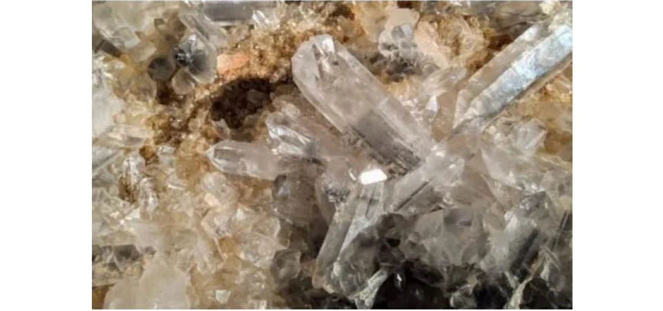 Novo mineral que produz muito mais energia pode aposentar os painéis solares