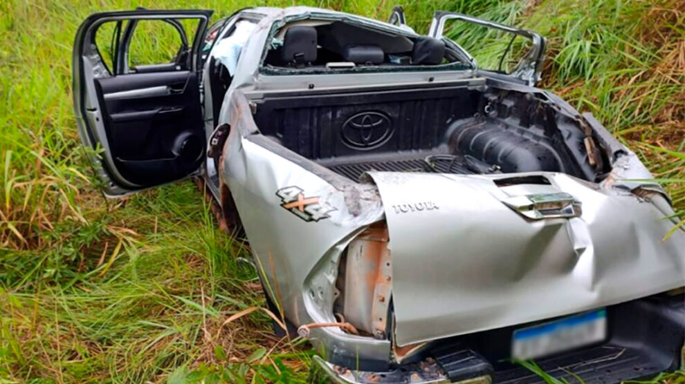 Duas pessoas morrem em grave acidente envolvendo Uno e Hilux