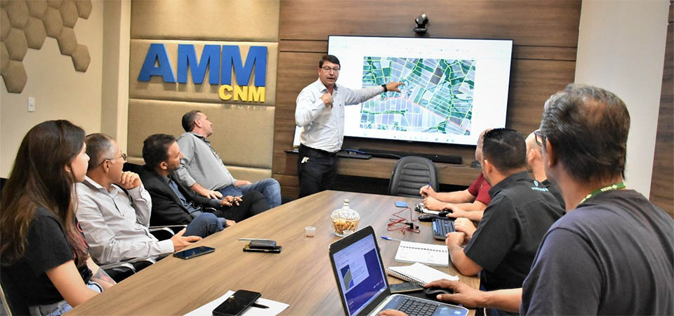 Prefeito Edu e Vice-prefeito Emerson Sabatine participam de reunião para certificação do georreferenciamento do assentamento