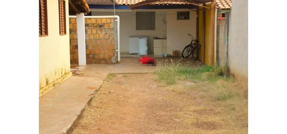 Homem é assassinado com vários tiros no quintal de casa