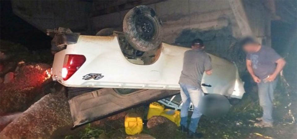 Caminhão cai de ponte e mata dois trabalhadores no interior