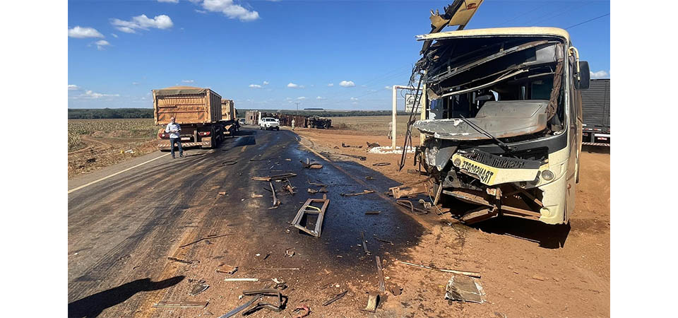 Itanhangá: Juíza determina retirada de adesivo de Bolsonaro de Ônibus
