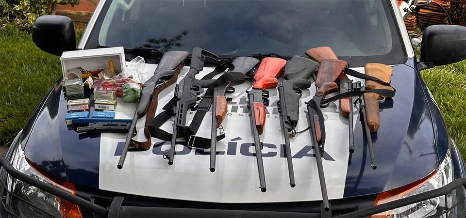 Suspeito de ameaças contra esposa é preso pela PM com arsenal de armas
