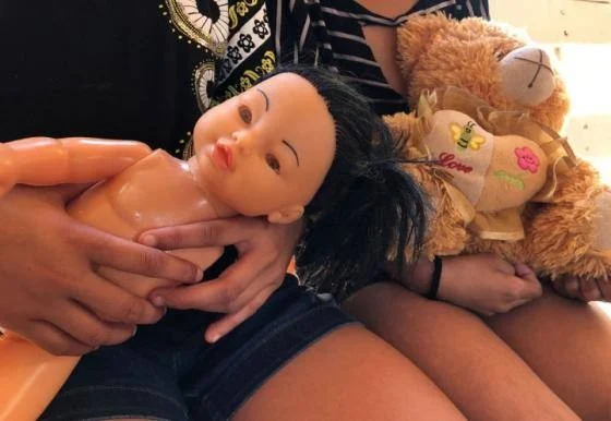 Menina de 13 anos vai registrar bebê e padrasto é preso por estupro