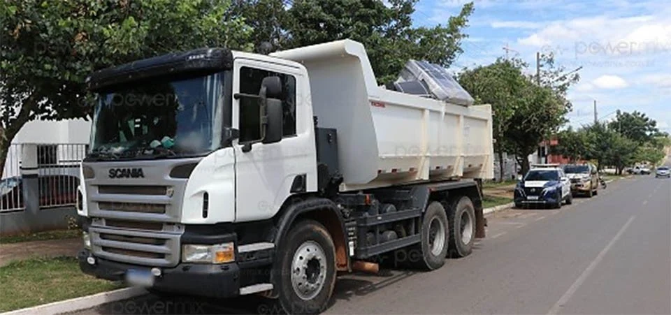 Caminhão com placas adulteradas e carga irregular de agrotóxicos é apreendido na MT-235