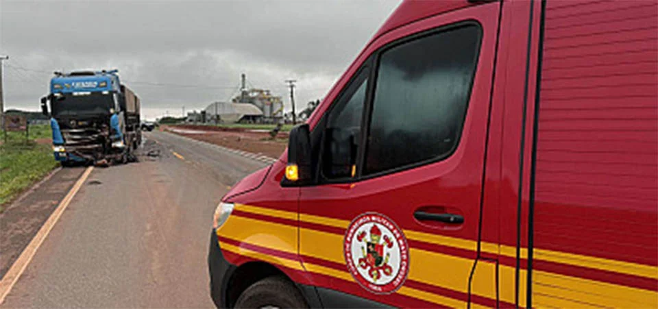 Trabalhador de fazenda morre ao bater de frente com carreta