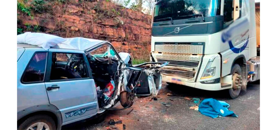 Acidente envolvendo carro e caminhão deixa mortos mãe e dois filhos