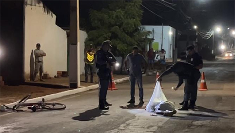 Homem é assassinado com quatro tiros no meio da rua