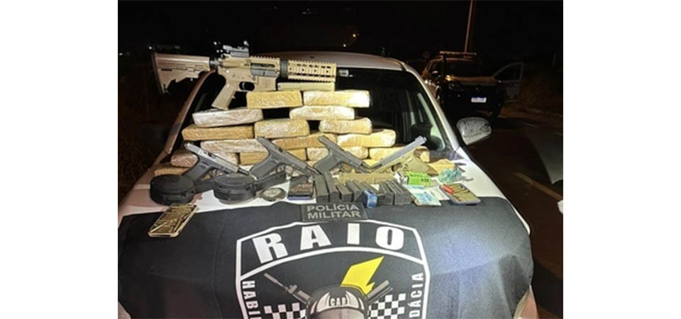 PM apreende droga avaliada em quase R$ 1mi, fuzil e pistolas