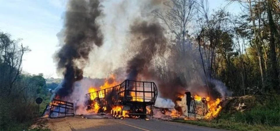 Idoso morre em acidente envolvendo duas carretas