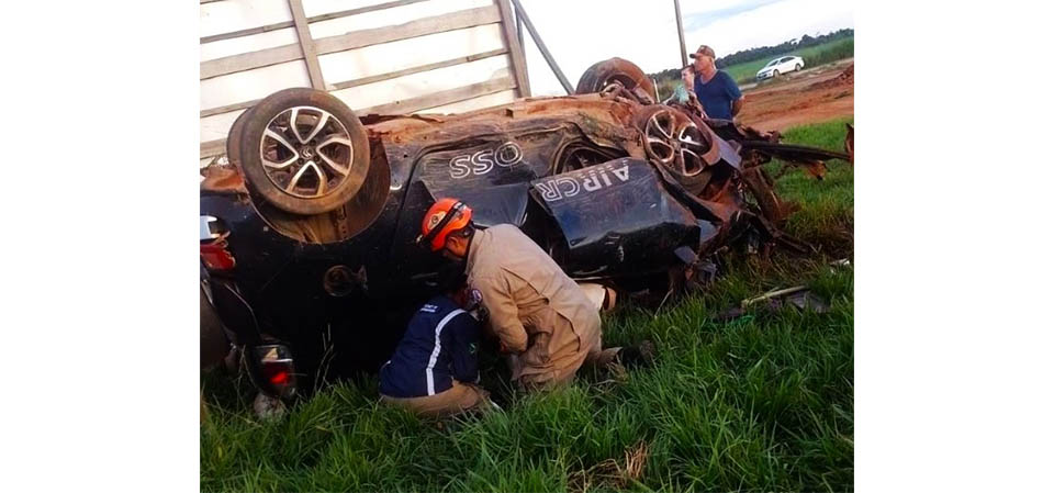 Capotamento na MT-222 deixa duas pessoas mortas e quatro feridas