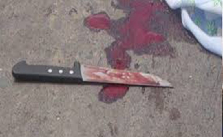 Mãe é esfaqueada pelo próprio filho no pescoço