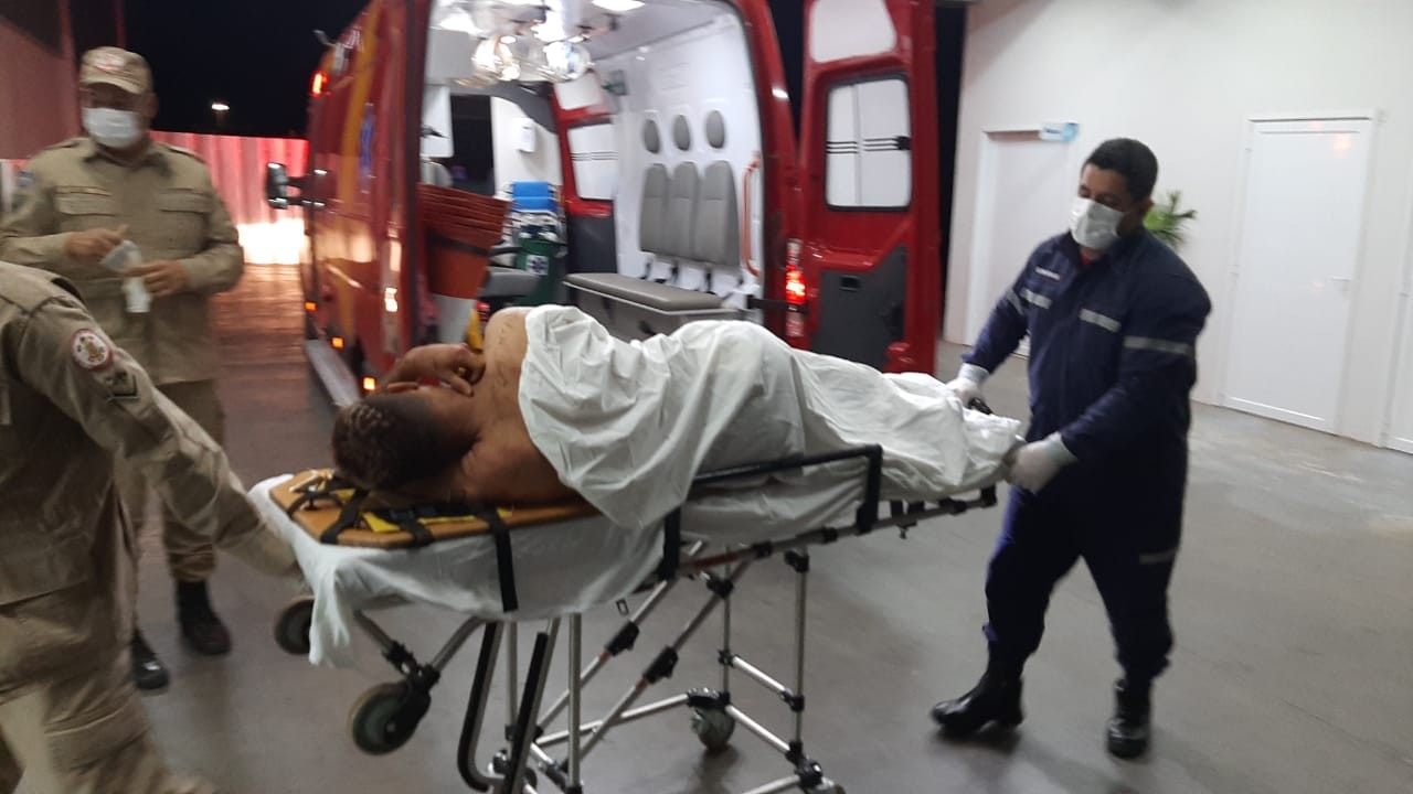 Homem é sequestrado, baleado e foge ao ver bandidos cavando sua cova