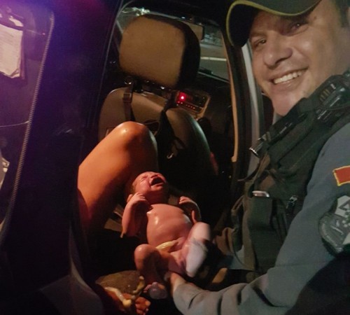 Policiais socorrem grávida em trabalho de parto e bebê nasce dentro de viatura em Cuiabá