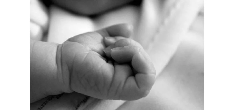 Recém-nascido morre enquanto dormia junto com os pais