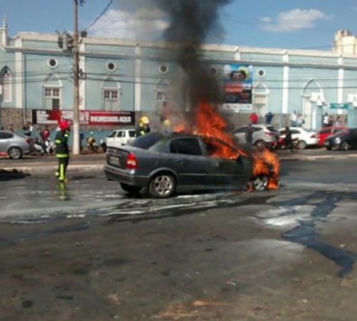 Carro de funcionário público pega fogo em frente à Santa Casa de Cuiabá