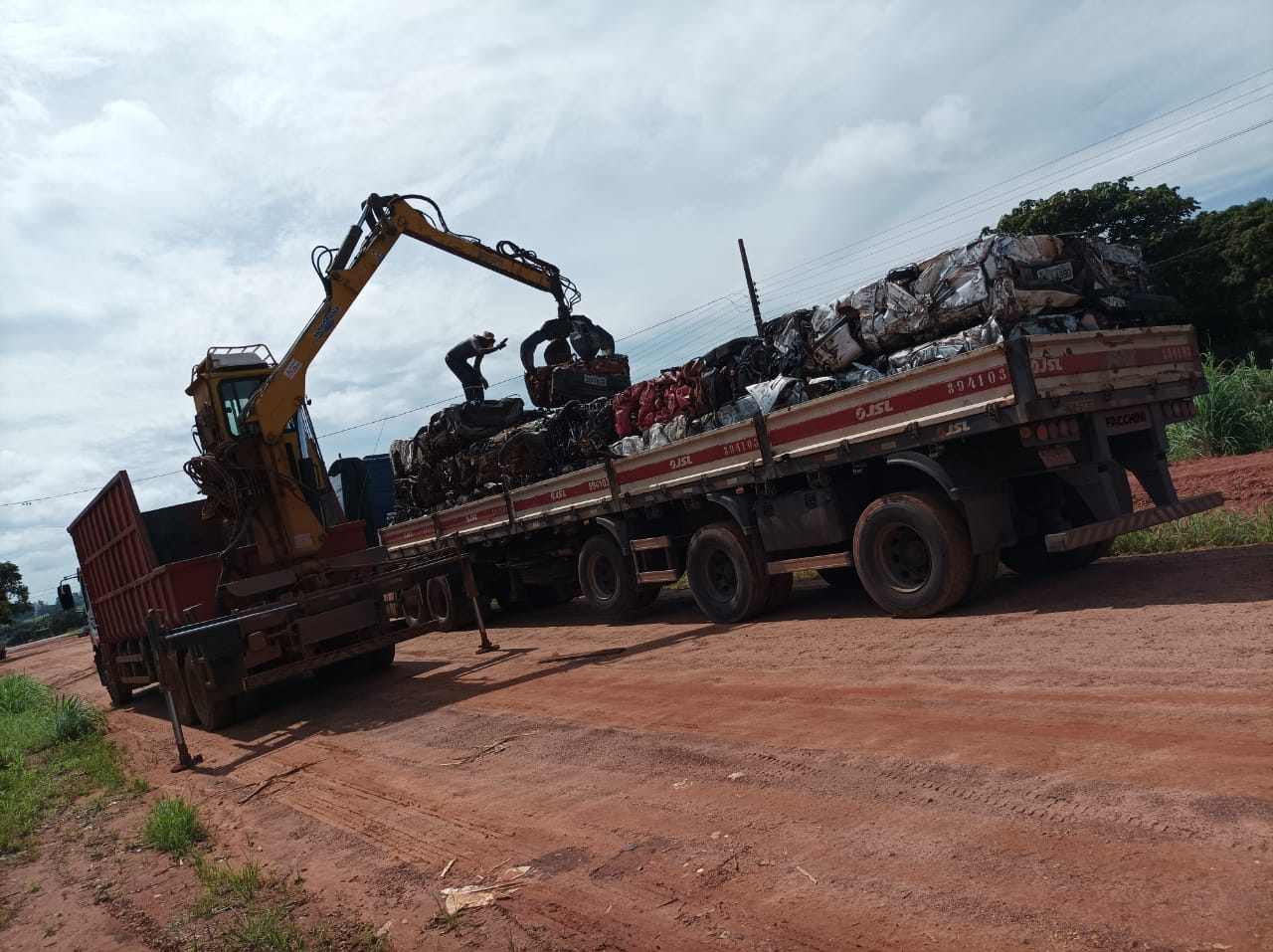 Itanhangá: Carros são retirados do pátio da agência de trânsito para reciclagem